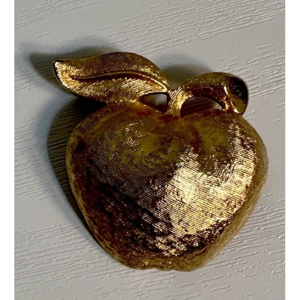 Vintage gold tone‎ textured Coro APPLE fruit brooch pin